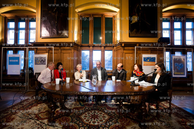 Gdansk. Ratusz Staromiejski. Debata publiczna pt. Co...