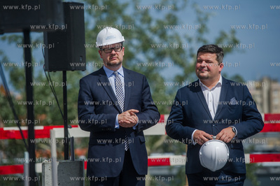 Gdansk. Uroczystosc zawieszenia wiechy na dachu Galerii...