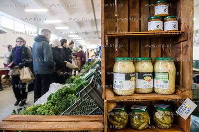 Gdansk. Hala postoczniowa przy ul. Doki 1. BioBazar...