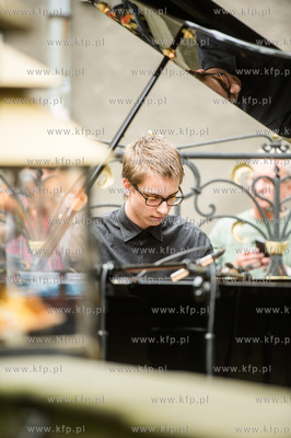 Gdansk. Ulica Mariacka. Muzyka Chopina na przedprozach...