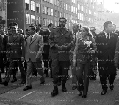 Wizyta przywodcy Kuby Fidela Castro w Gdansku. Nz.spacer...