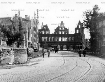 Zniszczony podczas wojny Dlugi targ w Gdansku. Po lewej...