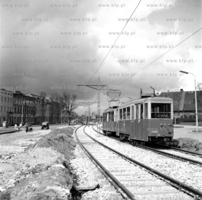 Tramwaj na al. Grunwaldzkiej w Gdansku Wrzeszczu dojezdza...
