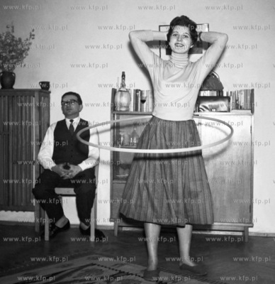 Zabawa z hula hop, na zdjeciu Kaja Sierecka, w glebi...