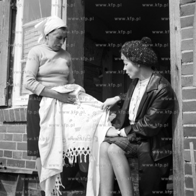 Hafciarka Jozefa Izdebska pokazuje swoje wyroby. 
18.04.1968
0001487z_kwiecien1968
Fot....