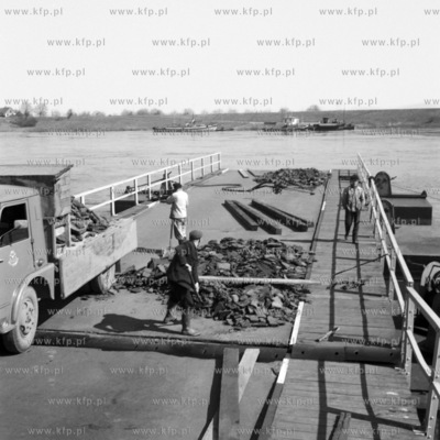 Prace przy montazu segmentow mostu przez Wisle na drodze...
