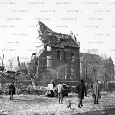 Prace przy usuwaniu gruzu wyburzonego budynku przy...