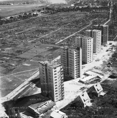 Gdansk Oliwa wiezowce na ul. Wita Stwosza, za nie ogrodki...