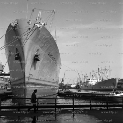 Statek Aleksander Zawadzki przycumowany do nabrzeża...