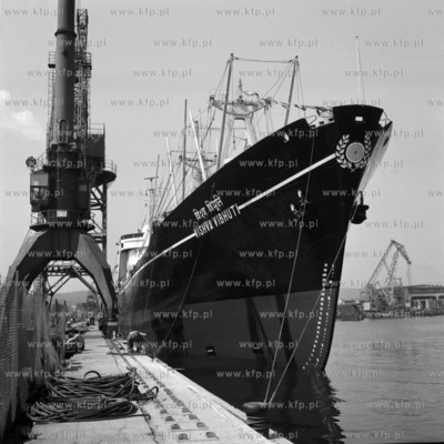 Statek Vishva Vibhuti stoi przycumowany do nabrzeża...