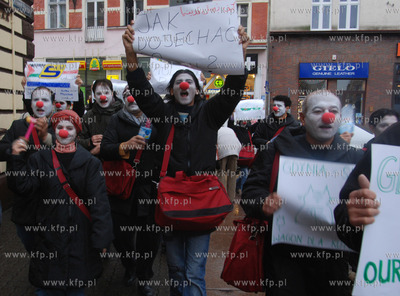 Grupa mlodych Palestynczykow bioraca udzial w programie...