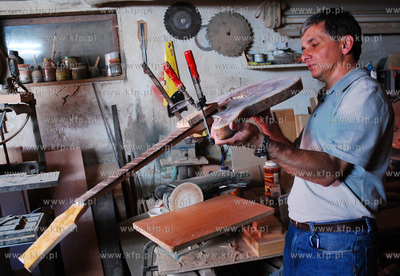 Walenty Rybak, tworca jedynych na swiecie gitar inkrustowanych...