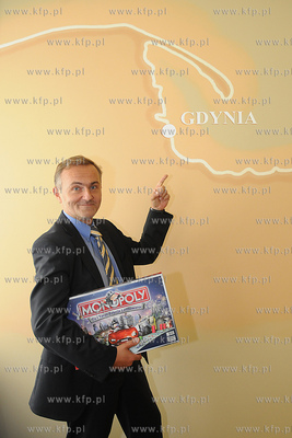 Gdynia znalazla sie na planszy gry MONOPOLY. Nz. Wojciech...