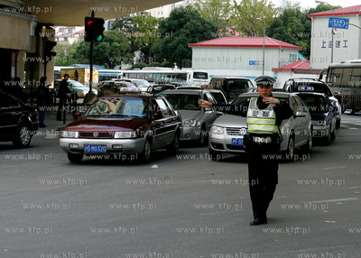 Chiny. Szanghaj. Policjant kierujacy ruchem.
2008
fot....