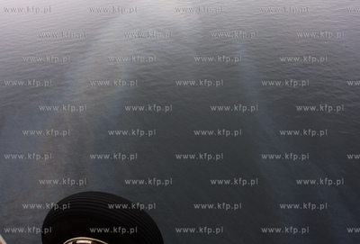 Baltyk. Plama oleju, o dlugosci 2 km, w okolicach Helu....