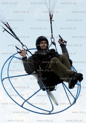 Gdynia. Paralotniarz - fotoreporter latajacy na nad...