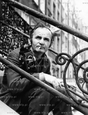 Fotoreporter Zbigniew Kosycarz z aparatem rolleiflex...