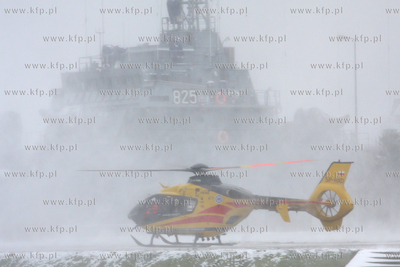 Swinoujscie. Smiglowiec EC 135 Lotniczego Pogotowia...