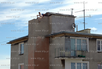 Wyburzanie starej, niedzialajacej przyblokowej kotlowni...