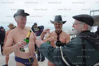 Plaza w Gdyni Redlowie. Klub Morsow Gdynskich przywital...