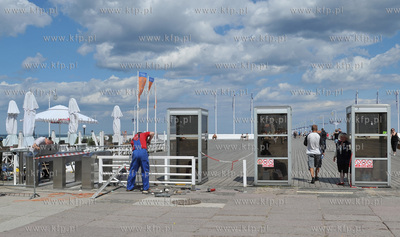 Molo w Sopocie. Montaz bramek elektronicznych, umozliwiajacych...