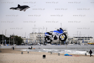 Przepiekne latawce wielkie i mniejsze krolowaly na...