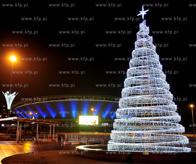 Katowice. Iluminowane centrum miasta wieczorem w pierwszy...