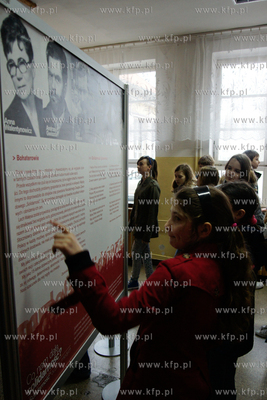 Gdansk. Gimnazjum nr 29 na Suchaninie. Wystawa IPN...
