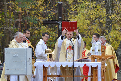 Dzien Wszystkich Swietych na cmentarzu parafialnym...