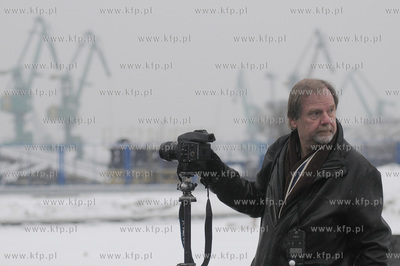 Gdynia. Fotoreporter Chris Niedenthal fotografuje Dworzec...