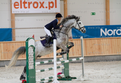 Pierwszy dzien Halowych Regionalnych Zawodow w Skokach...