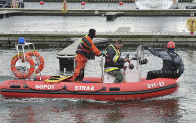 Sopot. Zatoka Gdanska. Okolo godziny 11 zatonela lodz...