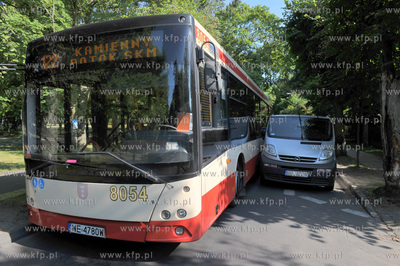 Sopot ulica Powstancow Warszawy. Niewlasciwie zaparkowany...