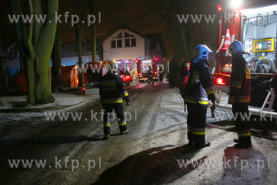 Pożar w hospicjum w Chojnicach. Na zdjęciu ewakuacja...