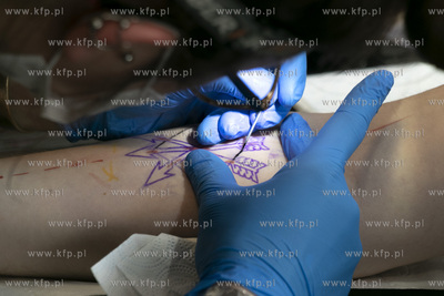 Tatuaż wykonywany metodą handpoke. 25.03.2022 fot....