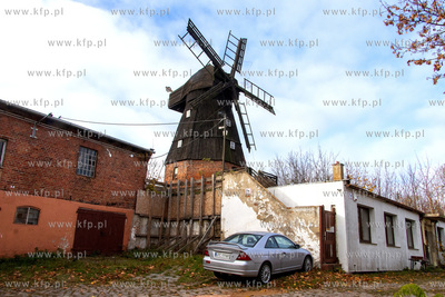 Zabytkowy, XIX-wieczny wiatrak typu Holeder połozony...