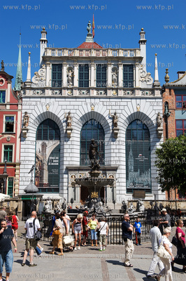 Gdansk, Dlugi Targ. Dwor Artusa, przed nim Fontanna...