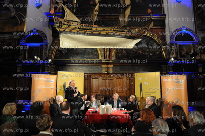 Gdansk, Dwor Artusa. "Debata o wolnosci tworzenia."odbywajaca...