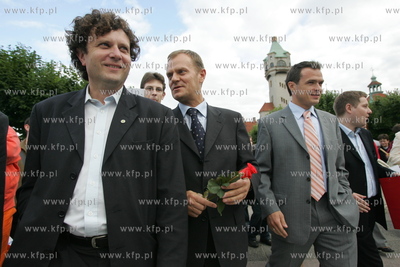 Donad Tusk wraz ze swoimi zwolennikami przemaszerowal...