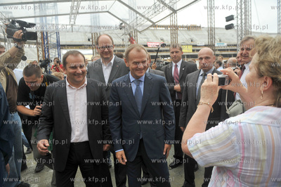 Zawieszenie wiechy na budowanym stadionie PGN Arena...