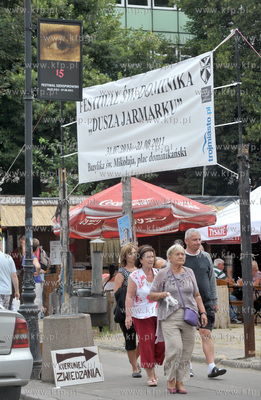 Jarmark Sw. Dominika. Transparent reklamujacy XV Festiwal...