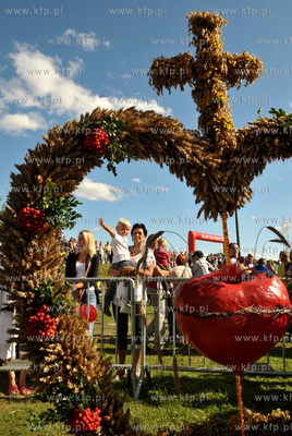 Dozynki w Luzienie na Kaszubach. Wystawa wiencow dozynkowych....