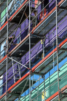 Na bocznej fasadzie bloku na ulicy Skarzynskiego 10a...