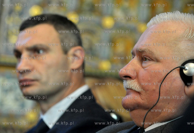 Dwor Artusa. Prezydent Lech Walesa wreczyl przyznawana...