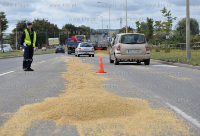 Rozsypane zboze z ciezarowki na ul. Elblaskiej. 02.09.2015
fot....