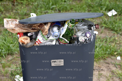 Sobieszewo. Przepełnony śmietnik przy ścieżce wzdłuż...