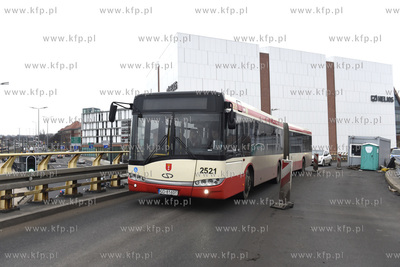 Gdańsk. Węzeł Okopowa. Autobus miejskie marki Solaris...