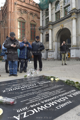 Mieszkańcy Gdańska składaja kwiaty i zapalaja znicze...