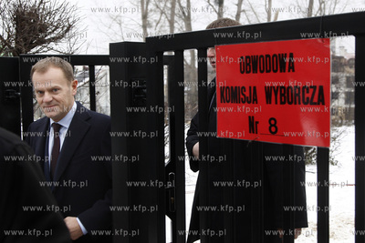 Sopot. Premier Donald Tusk oddaje glos w II turze wyborow...