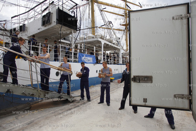 Zaglowce Mir i Kruzenshtern  cumuja w Gdyni przy nabrzezu...